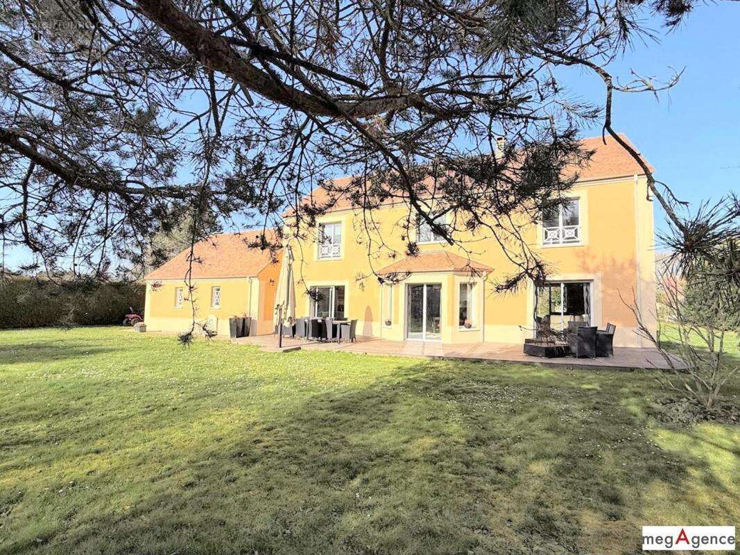 Maison à LA QUEUE-LES-YVELINES