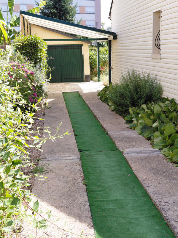 En exclusivité ! Maison de plain-pied avec garage et jardin sur La Flèche... - photo 10