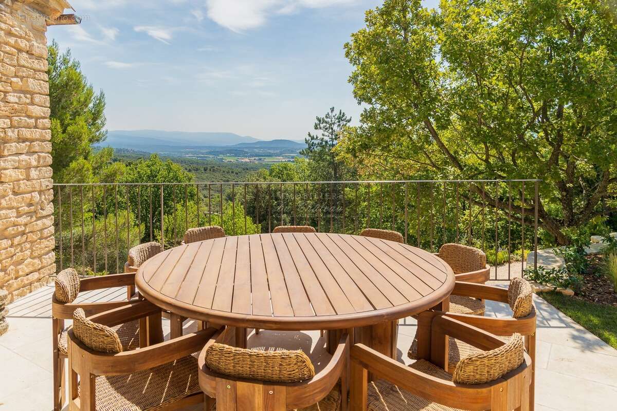Propriété entièrement rénovée de 6 chambres, bénéficiant d'une vue panoramique, d'un environnement calme et située à proximité i - photo 5