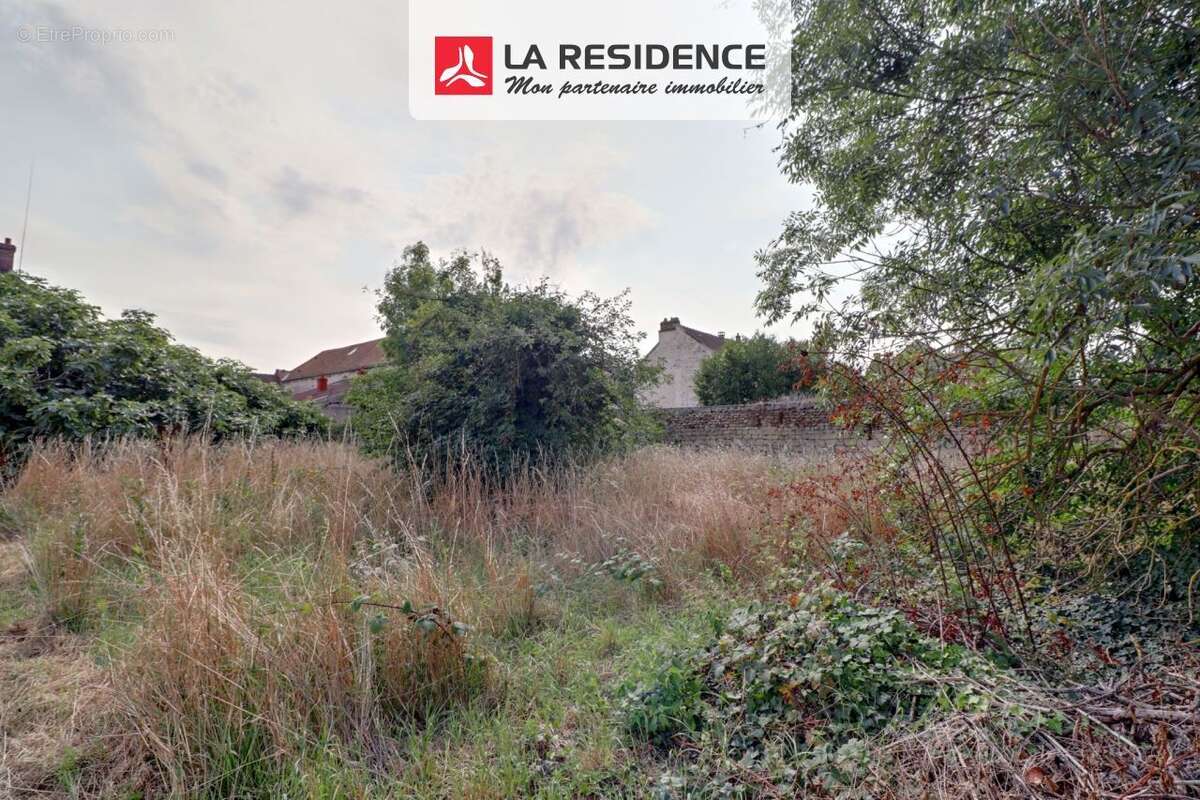 Terrain à JOUY-LE-MOUTIER