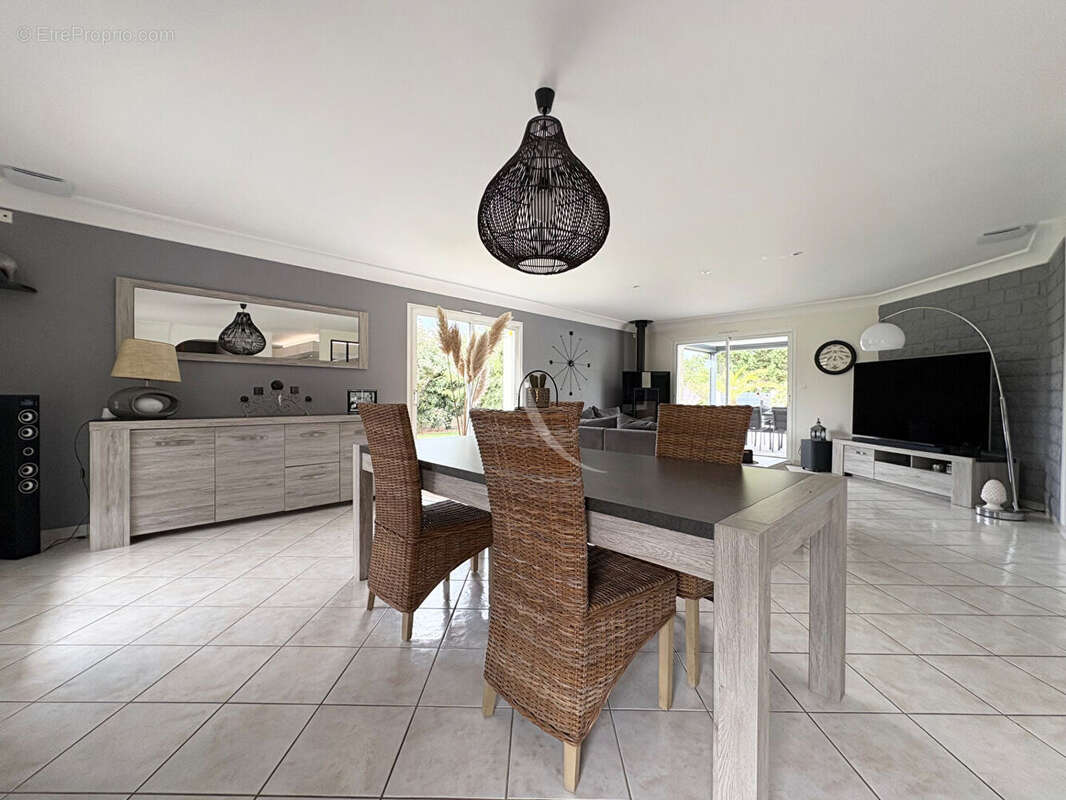 Maison à SAINTE-RADEGONDE-DES-NOYERS