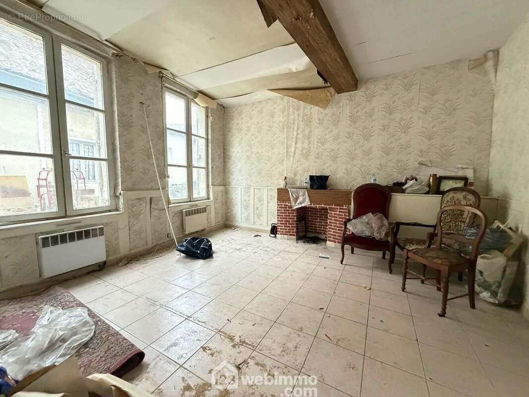 Un séjour de 32 m² comprenant ... - Maison à LAON