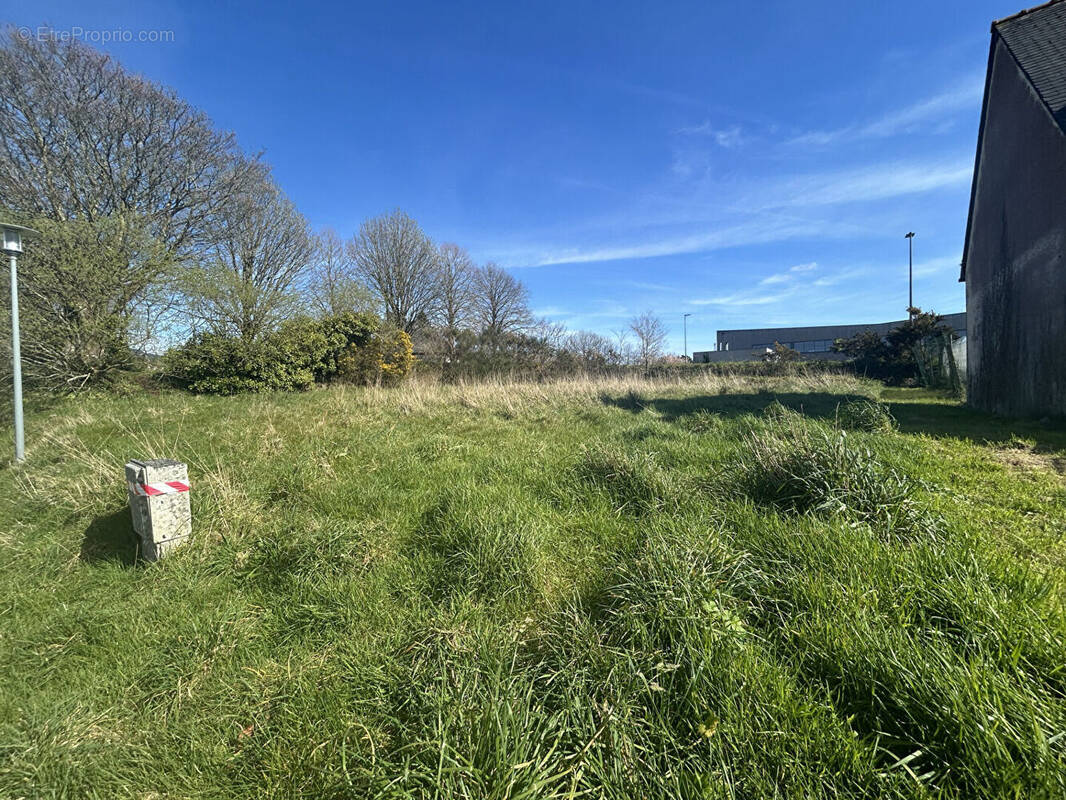Terrain à PLOUNEOUR-MENEZ