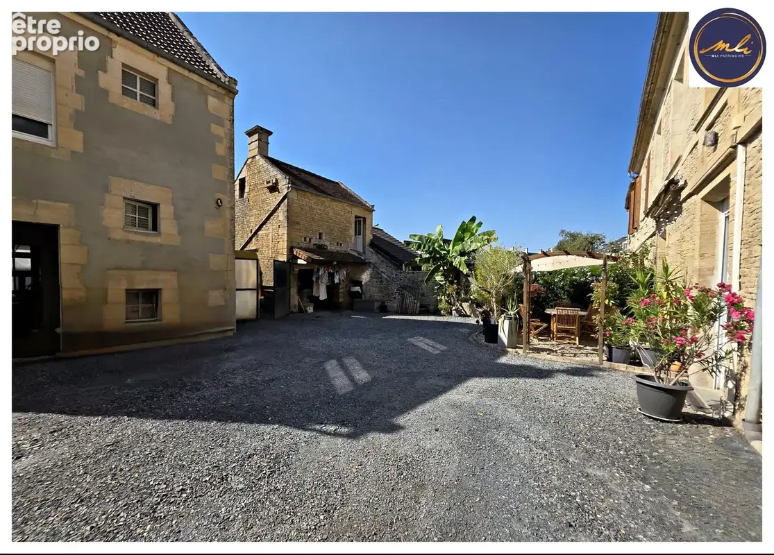 Cour avant