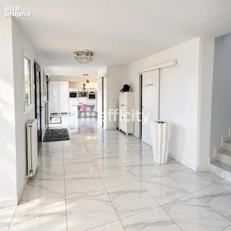 Maison 5 pièces 180 m² à vendre à Vaulx-En-Velin (69120) - photo 3