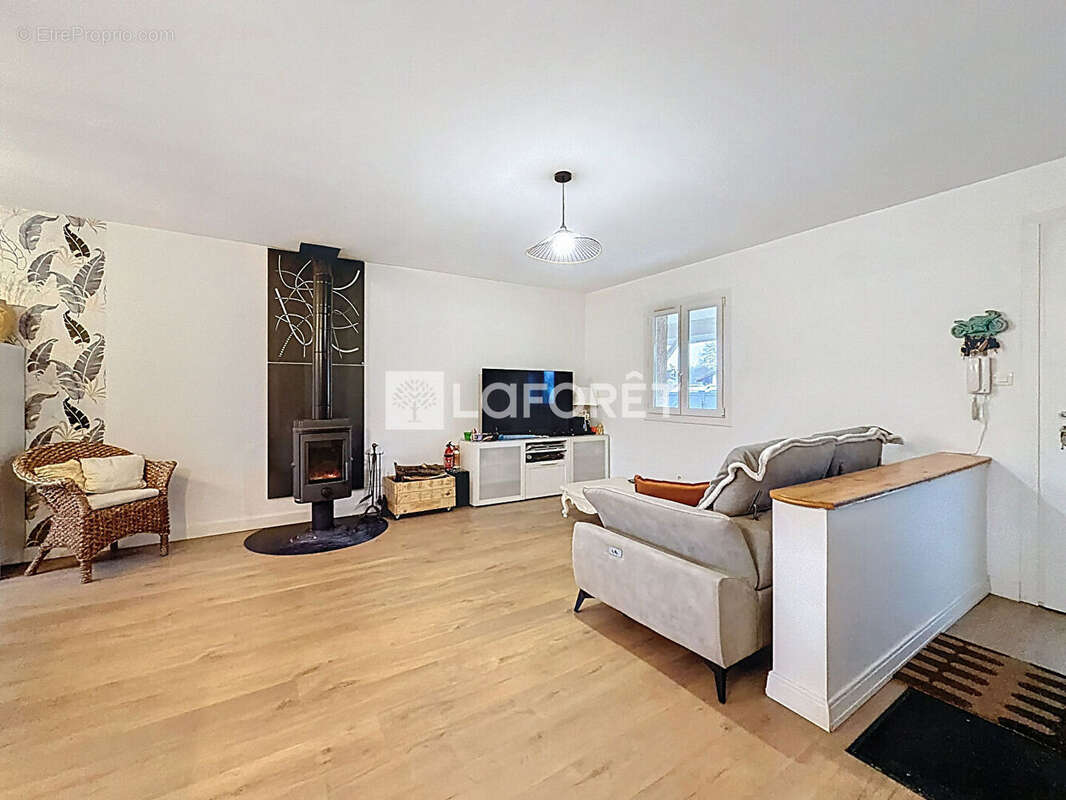 Maison à SAINT-ETIENNE-SUR-CHALARONNE