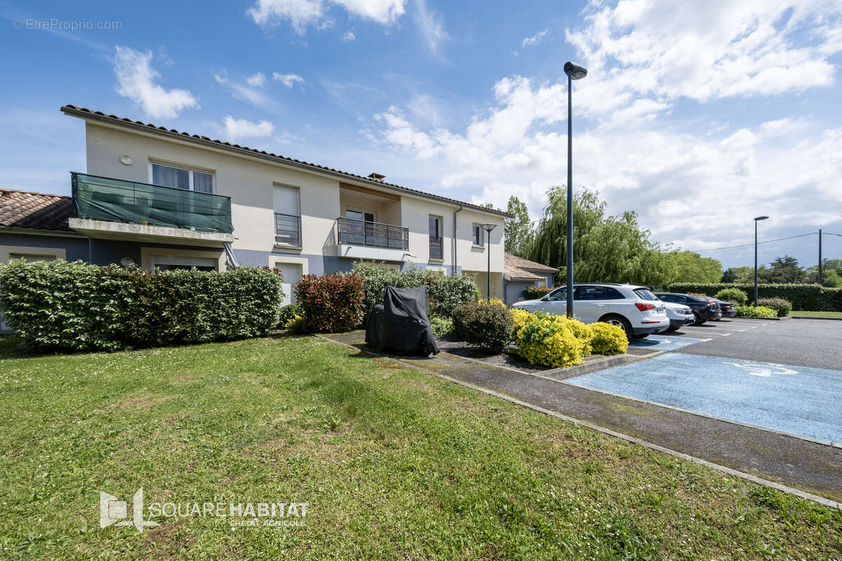 Appartement à PINS-JUSTARET