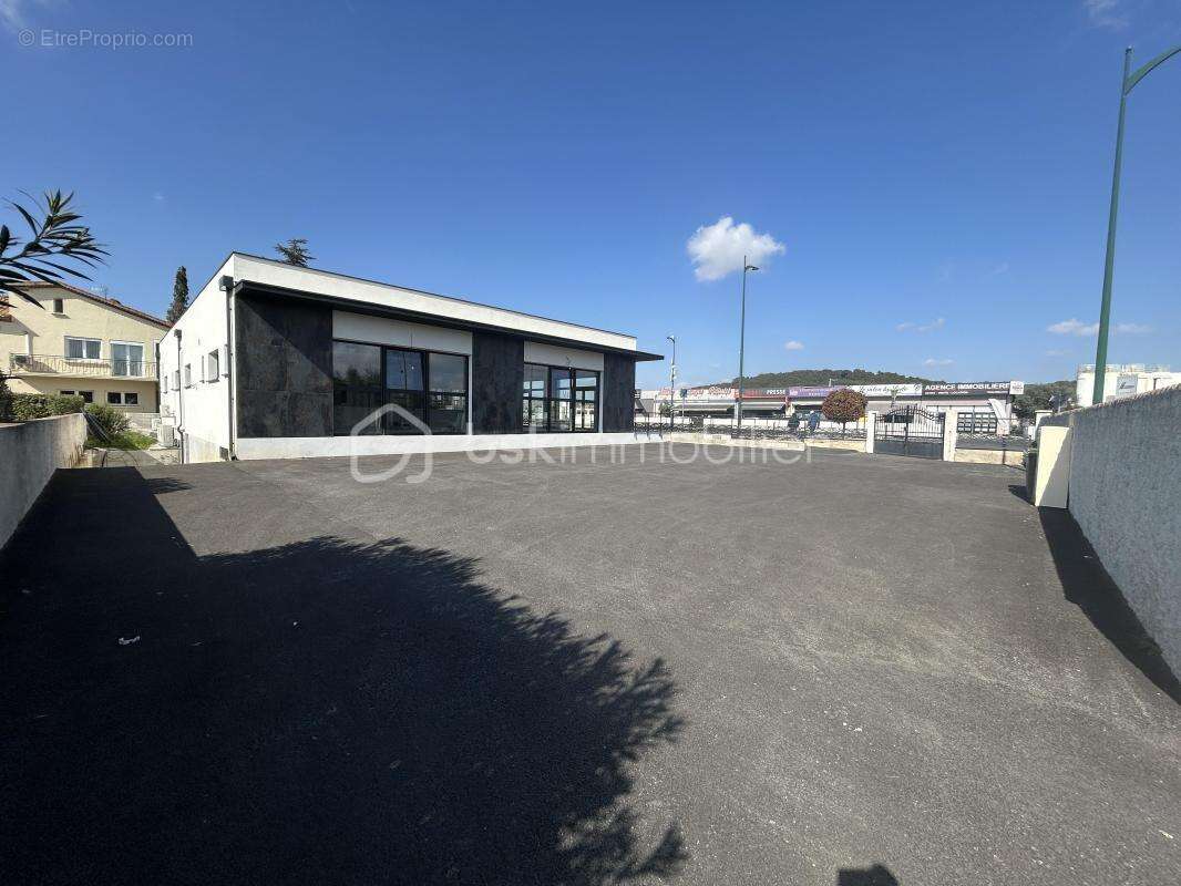 Lignan-sur-orb – ensemble commercial récent de 347 m² - photo 7