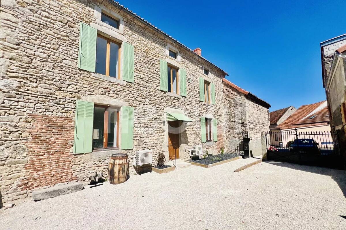 Maison à SAINT-AGOULIN