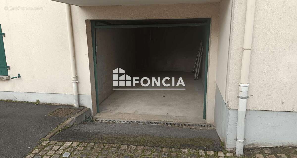 Parking à ROISSY-EN-FRANCE