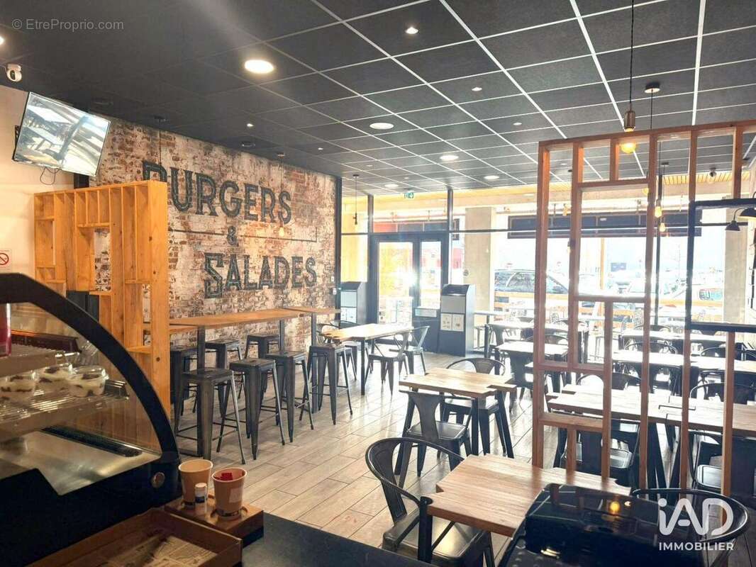 Photo 2 - Commerce à SAINT-JUST-SAINT-RAMBERT