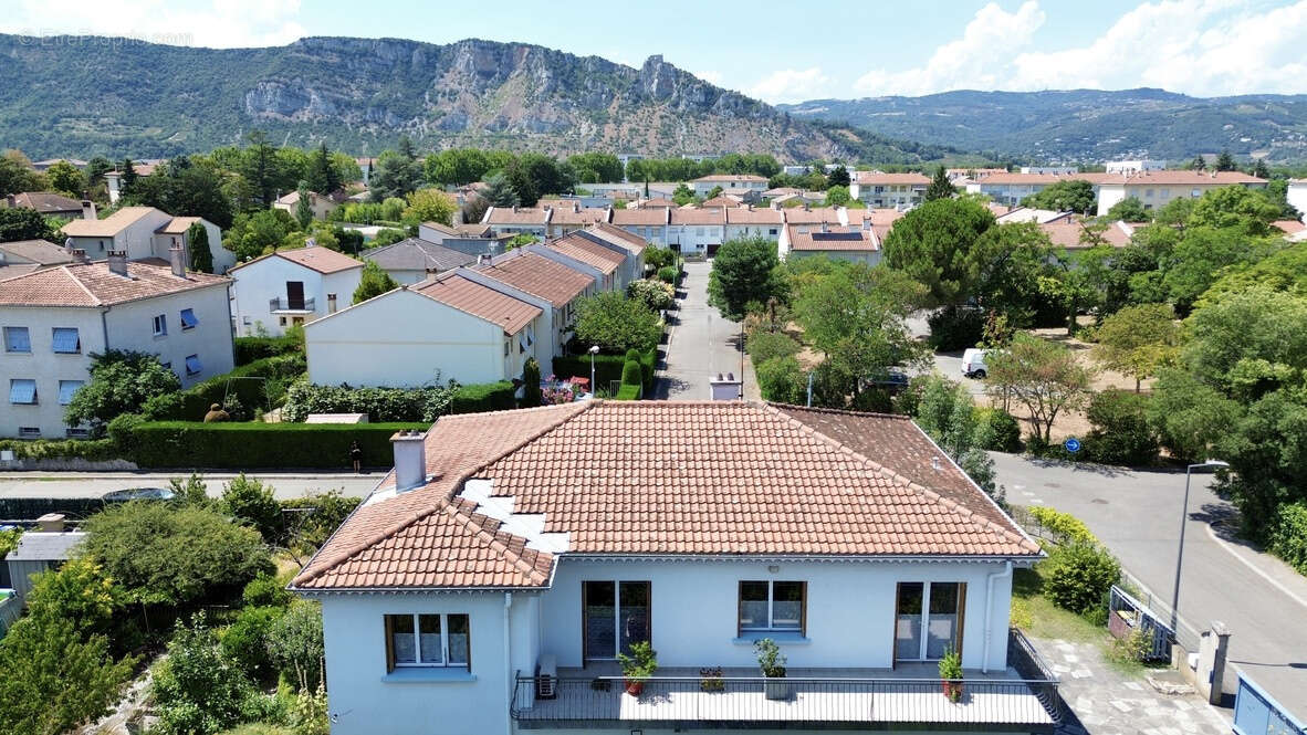 Maison de 205m2 avec jardin à Guilherand-Granges - photo 2