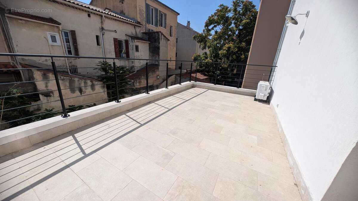 A vendre grand studio neuf de 22 m² avec terrasse de 20 m² et place de parking privative - photo 2