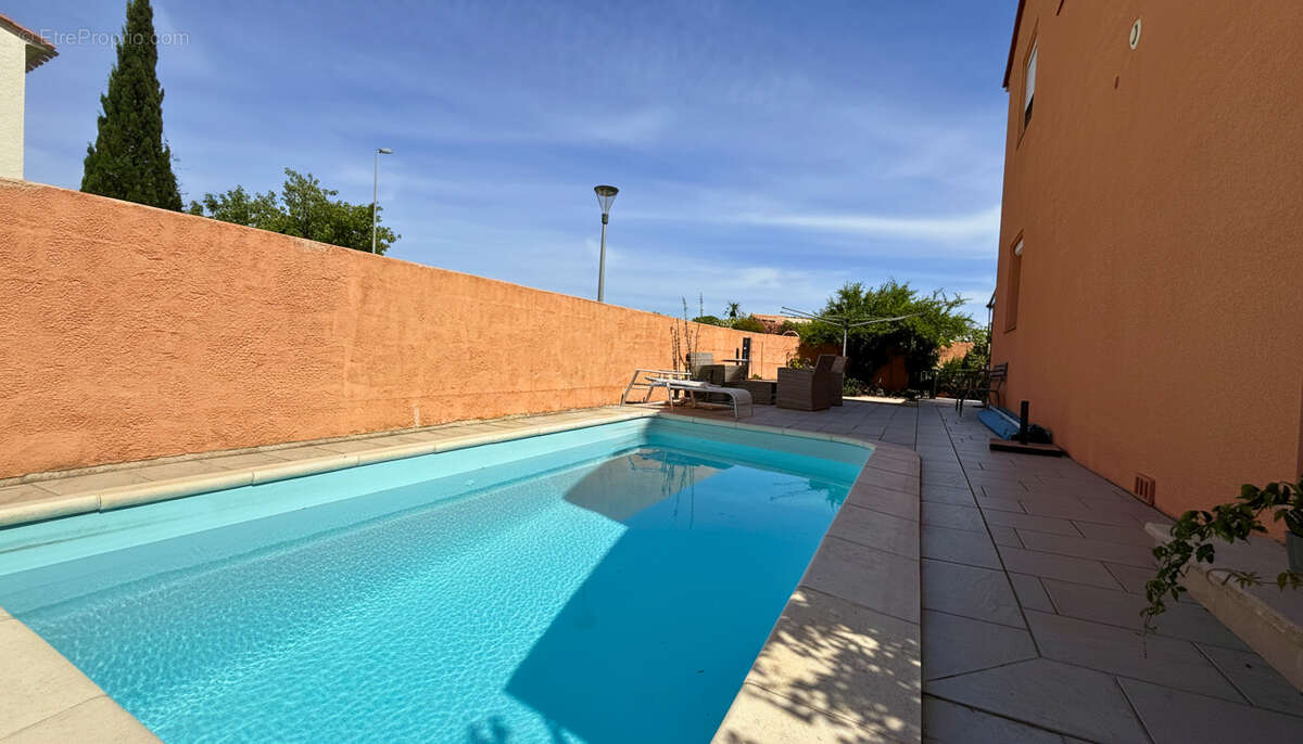 Maison 3 Faces avec Piscine, Pergola, Jardin Arboré et Panneaux Solaires - photo 3