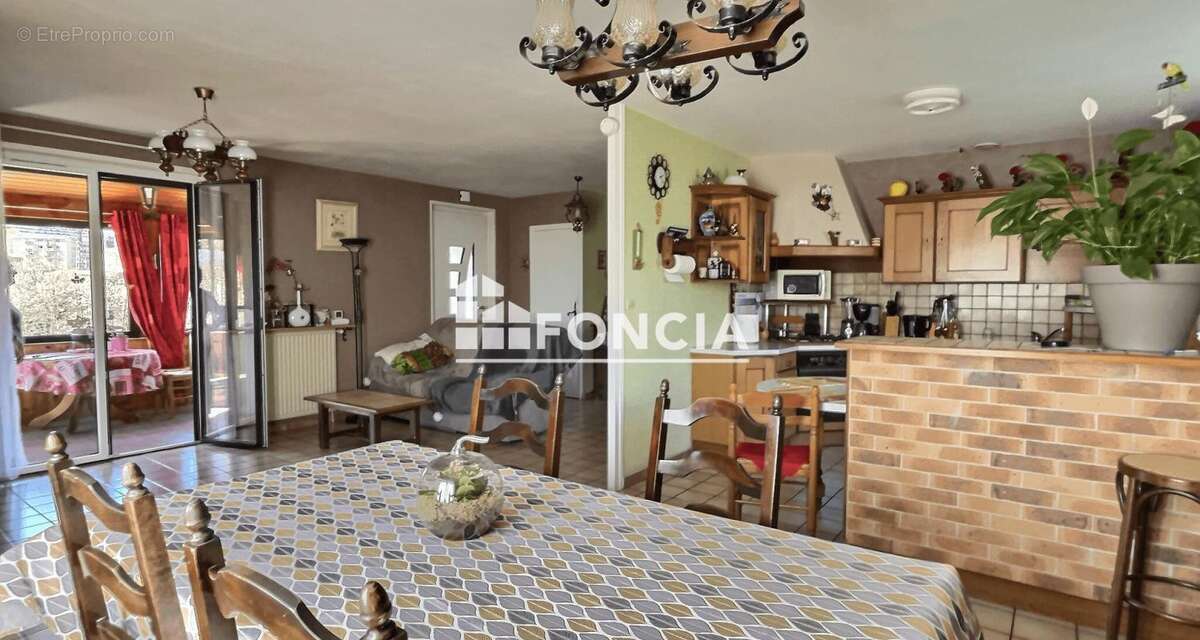 Maison à LE CHAMBON-FEUGEROLLES