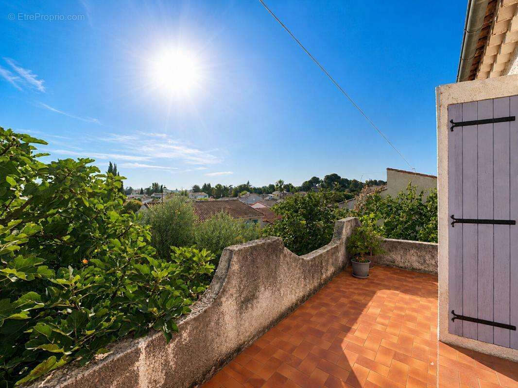 SAINT-VICTORET  Villa indépendante de 137 m² avec 91 m² de dépendances et fort potentiel - photo 4