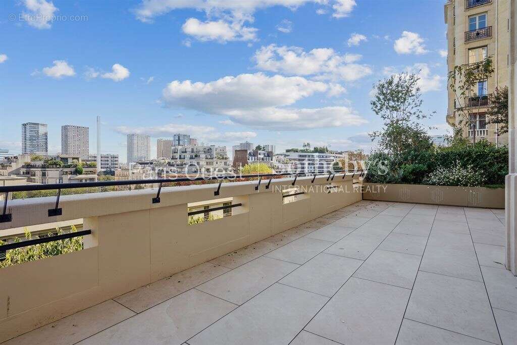 Appartement à PARIS-16E