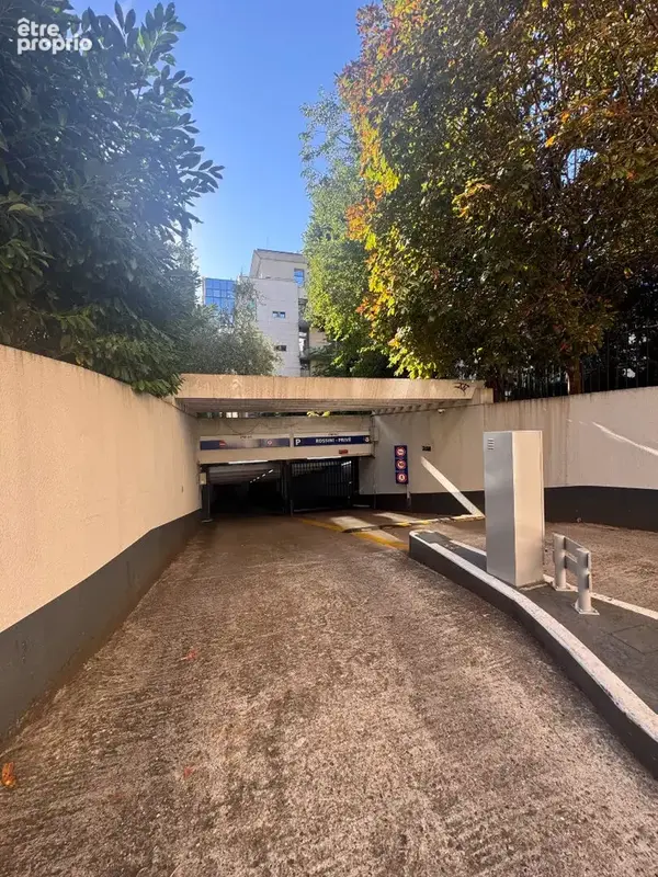 Parking sécurisé avec double porte, au 2ème SS d'un parking en parfait état - photo 5