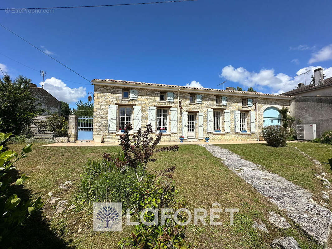 Maison à SAINT-GENIS-DE-SAINTONGE