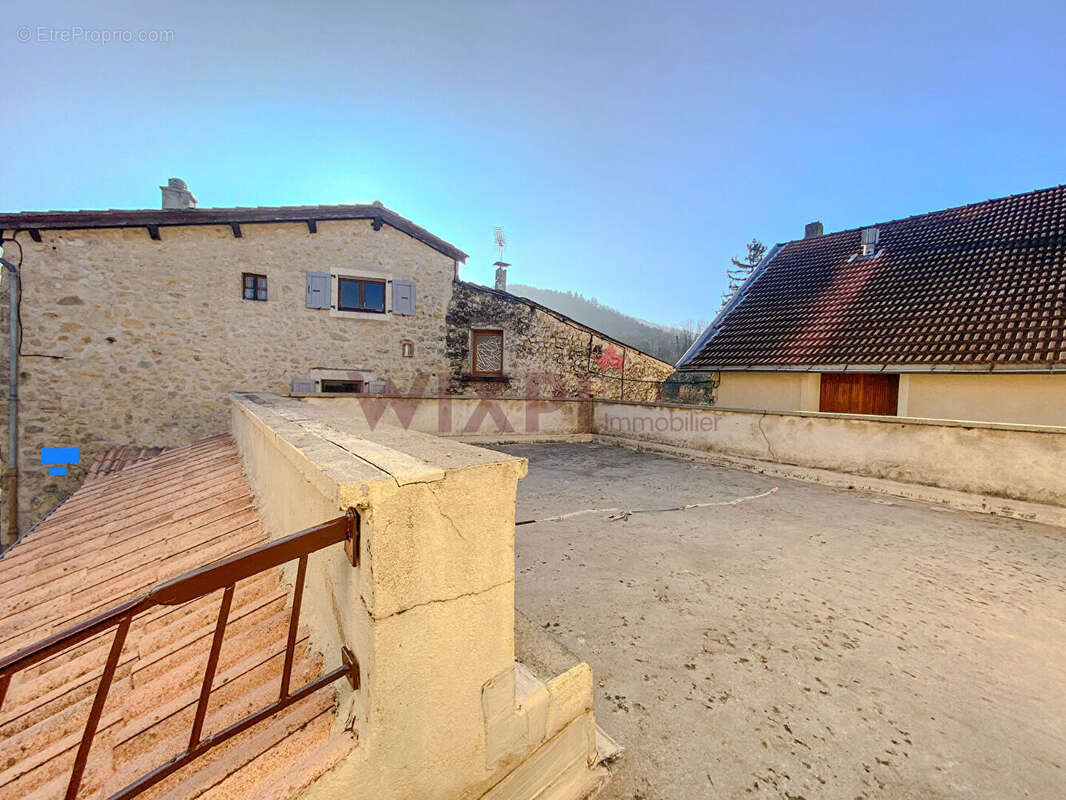 Maison à COMBOVIN