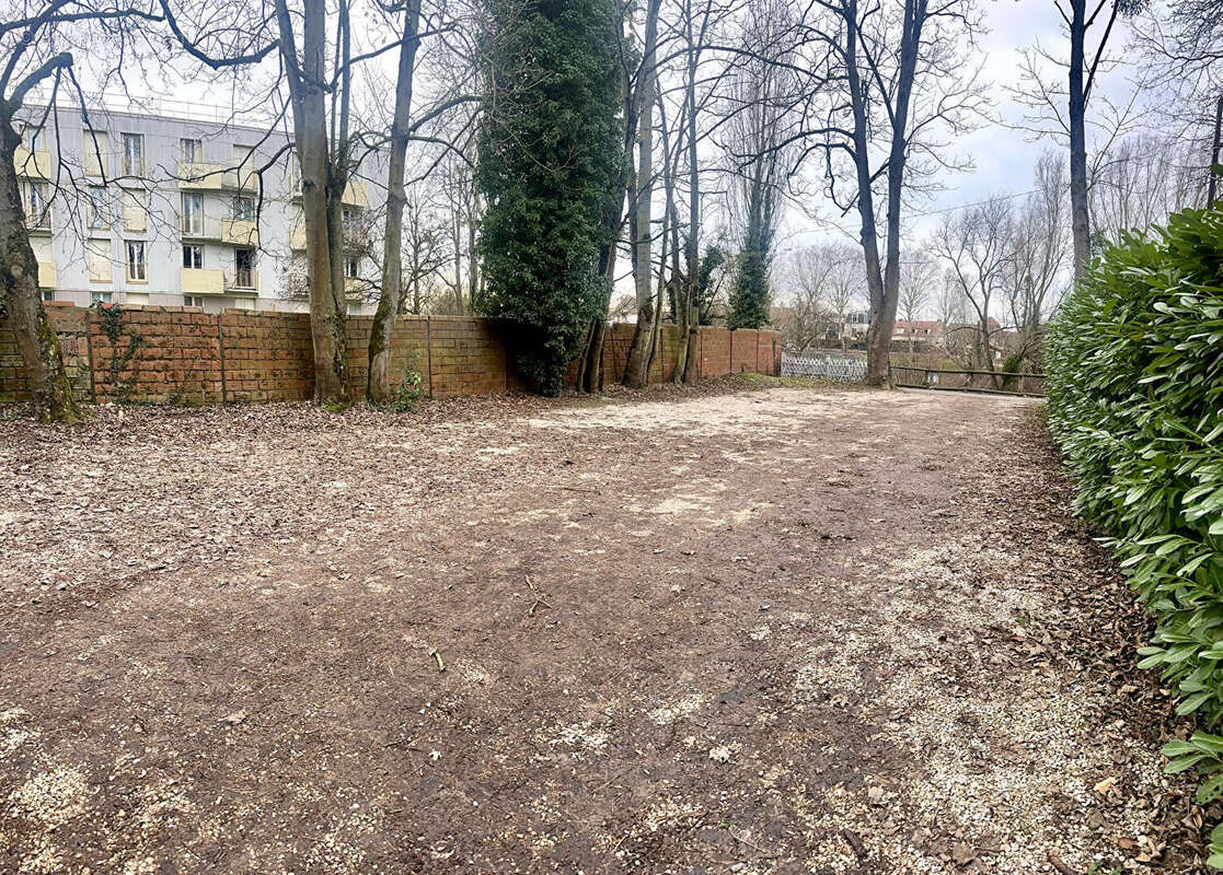 Terrain à CHAMPIGNY-SUR-MARNE