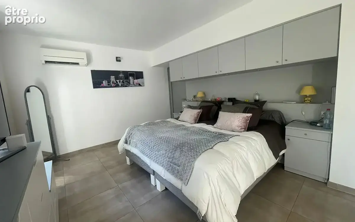 Mas de 273 m² habitable avec piscine et dépendances sur 5810 m² de jardin clos arboré. - photo 6