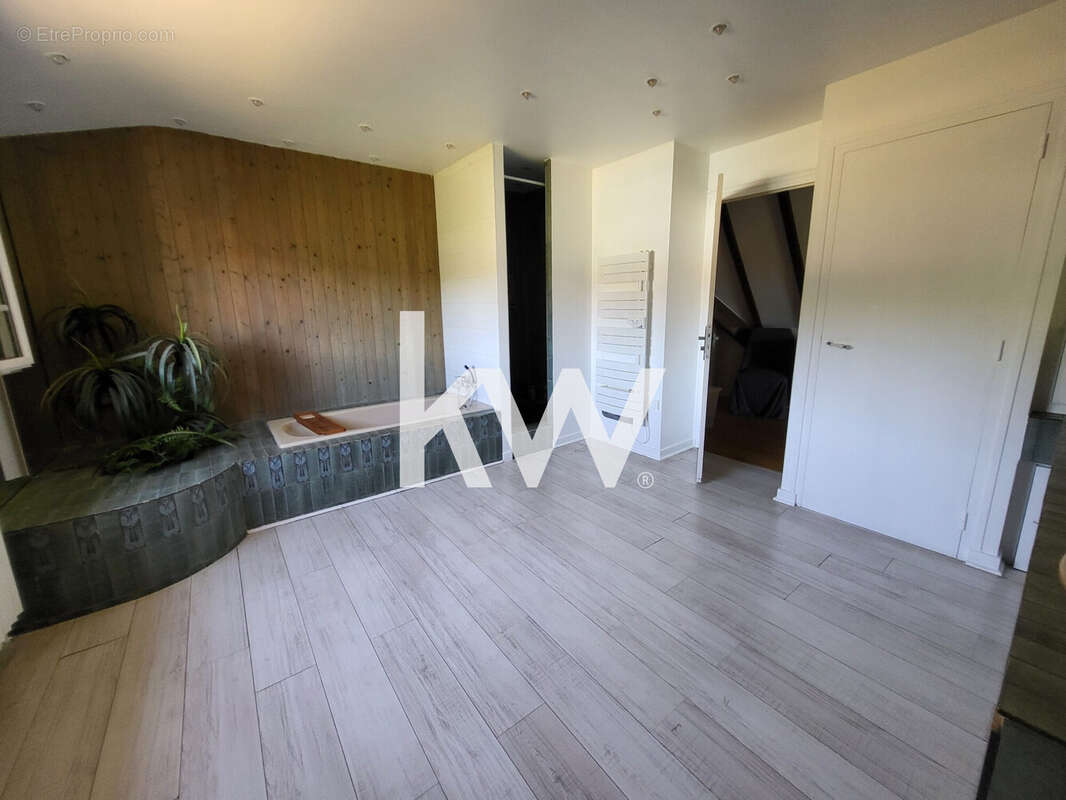 Maison 280 m² à Saint-Priest-En-Jarez  - photo 9