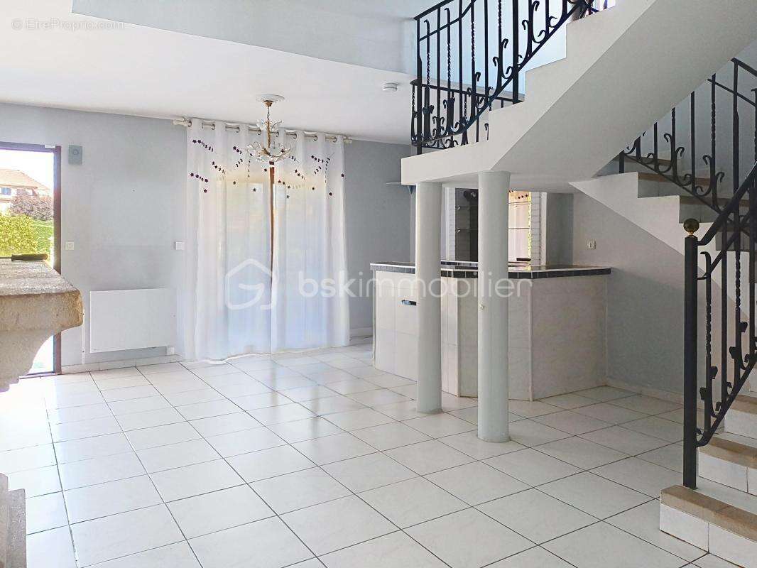 Maison familiale de 129 m² avec 4 chambres, terrain de 1 000 m² – Charnecles - photo 2