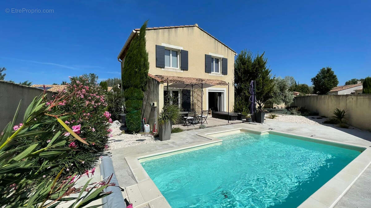 Villa avec piscine sur 444 m² de jardin clos et arboré, calme et résidentiel. - photo 13