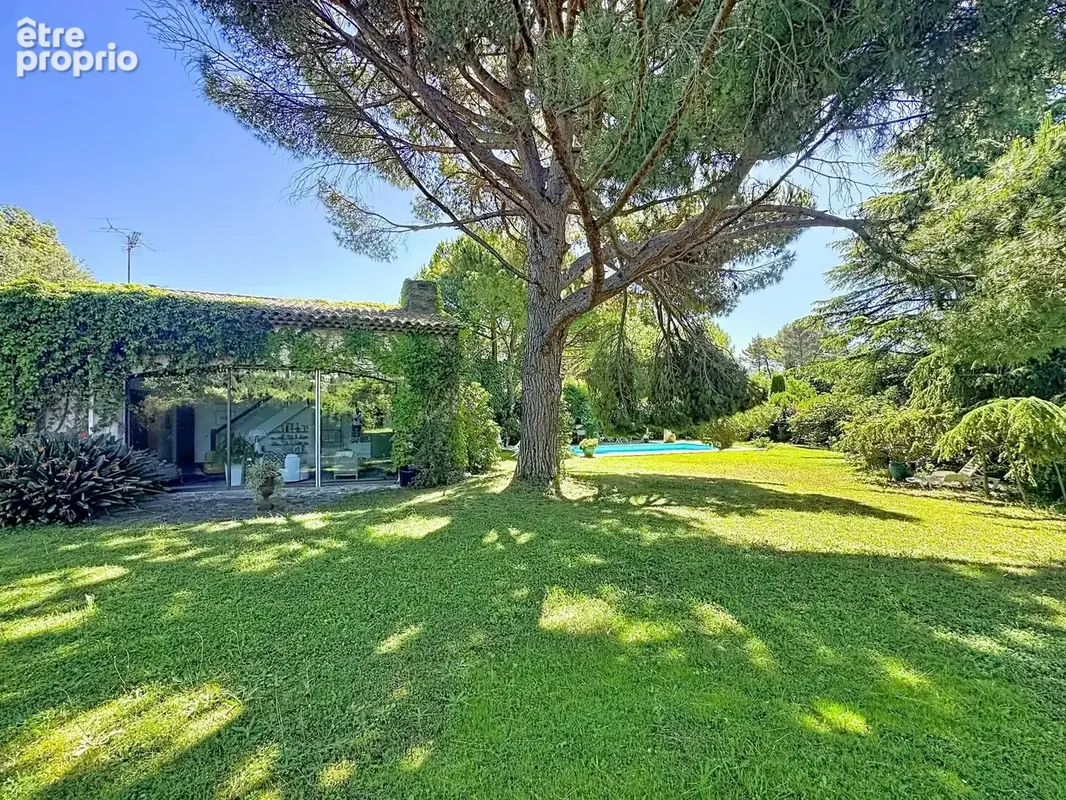 Mougins – Vue imprenable sur le vieux village – Villa 235 m² sur 3 500 m² de terrain plat, piscine et dépendance - photo 14