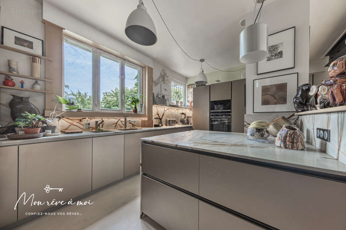 Maison de 168m2 lumineuse et au calme avec piscine, jardin et parkings - photo 8