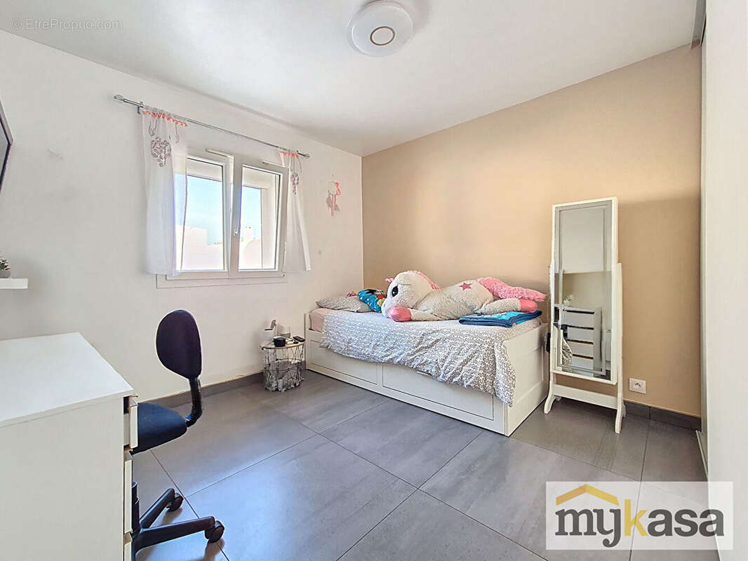 Maison à SAINT-MITRE-LES-REMPARTS