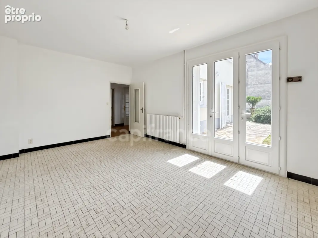 Maison avec local commercial à vendre centre ville SAVIGNE L'EVEQUE (72) - photo 3