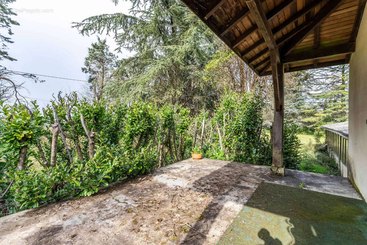 Stone property for renovation - photo 6