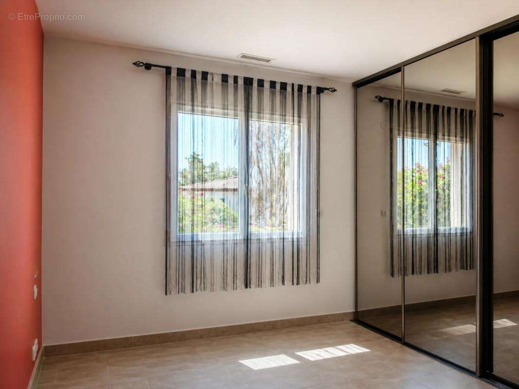 Villa 4 faces – plain-pied – 170 m² – piscine - photo 9