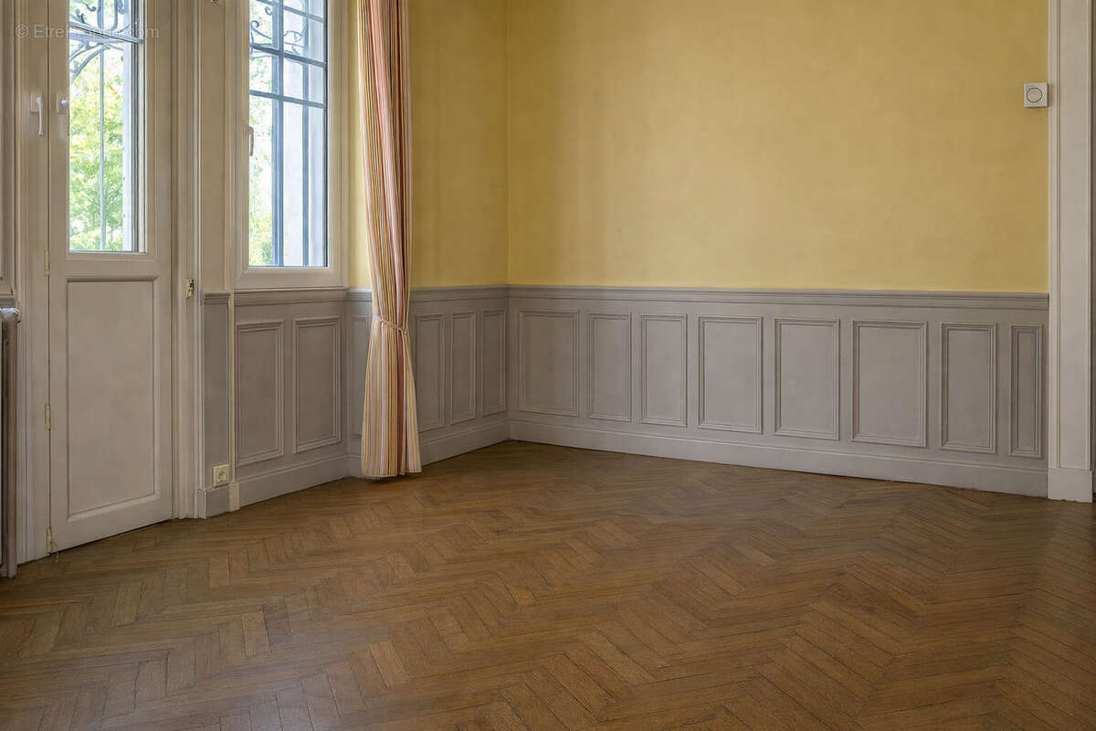 Maison à MANDRES-LES-ROSES