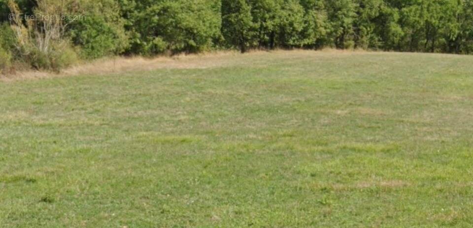 Terrain à SAINT-PIERRE-LAFEUILLE