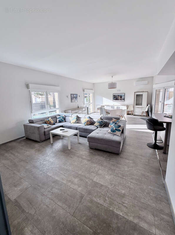 Maison d'architecte de 300m2 sur un terrain de 5.79 ares avec jardin et garage - photo 4