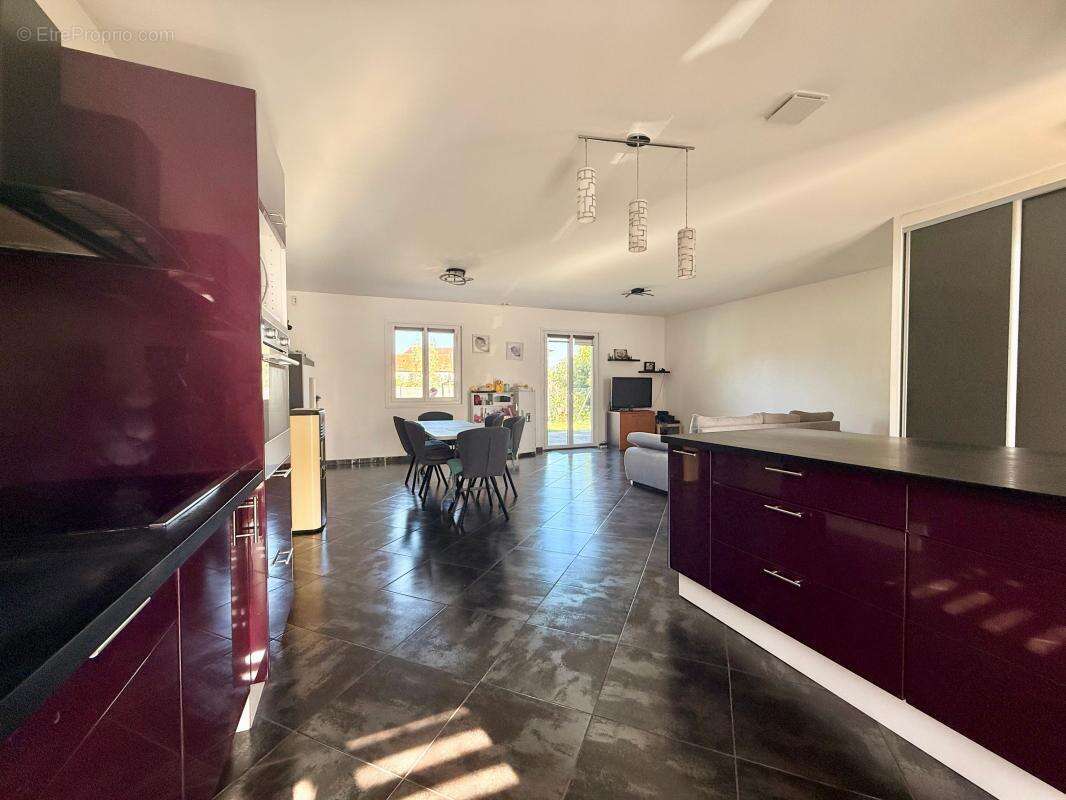 Maison de plain-pied - 3 chambres - terrain 1000 m² - garage - photo 3