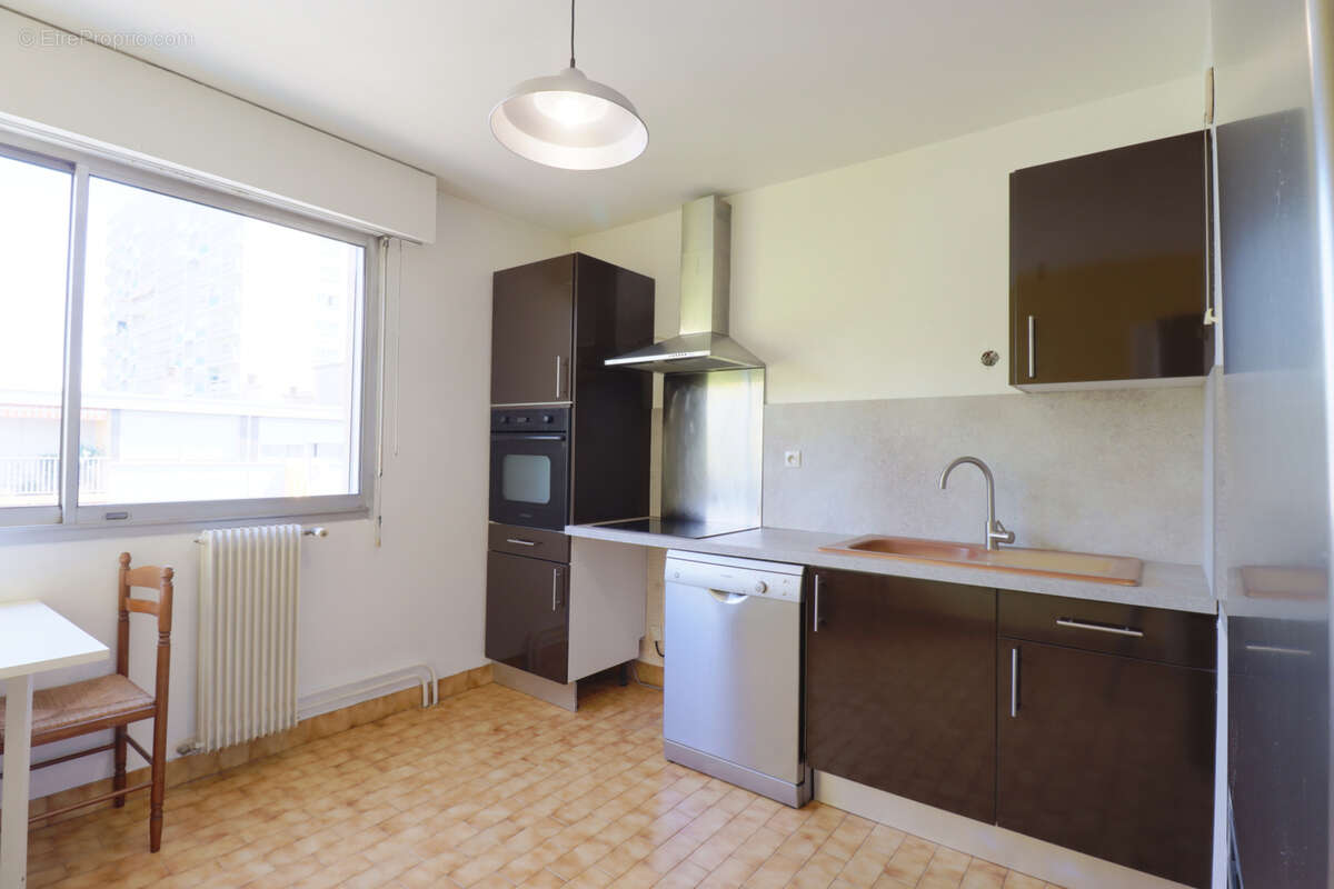 Appartement T3 de 80 m2 en dernier étage avec terrasse - photo 3