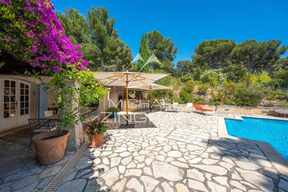 Exclusivité Propriété avec 3 villas, piscine et tennis - photo 8