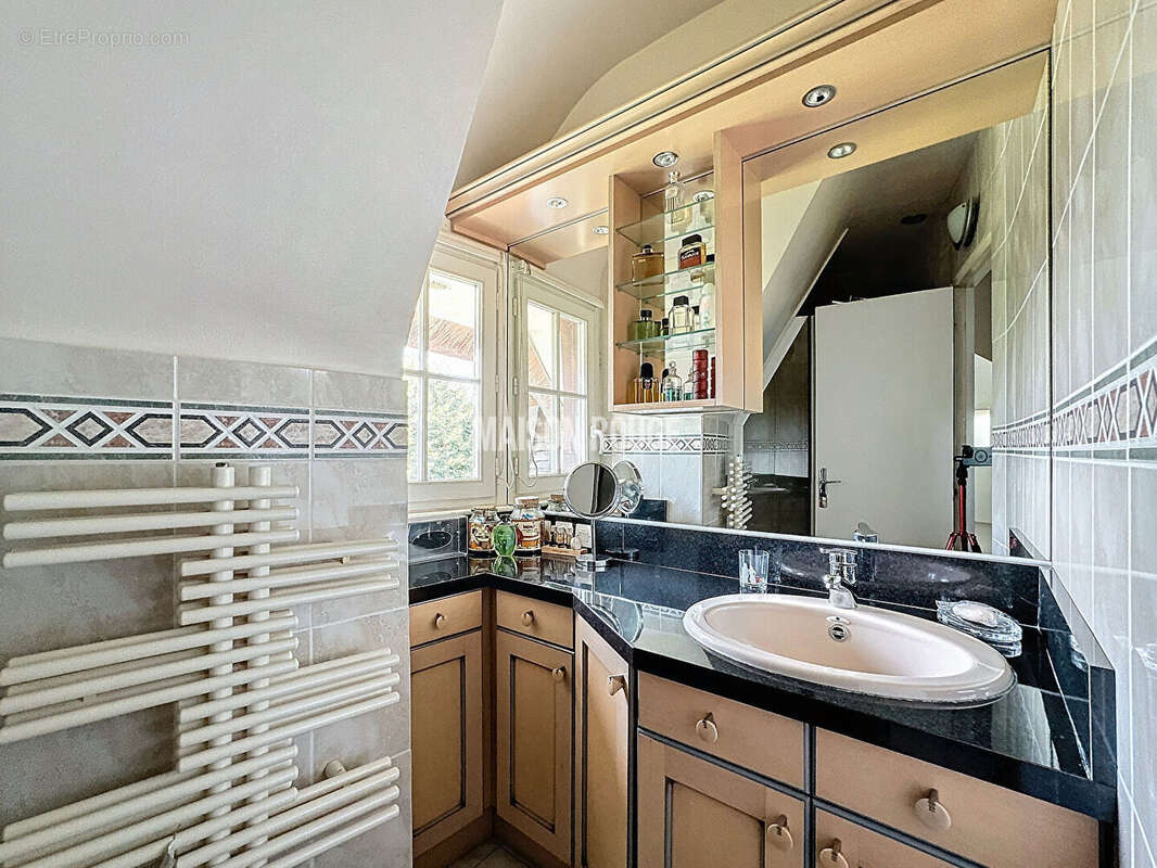 Maison à LE MESNIL-SAINT-DENIS