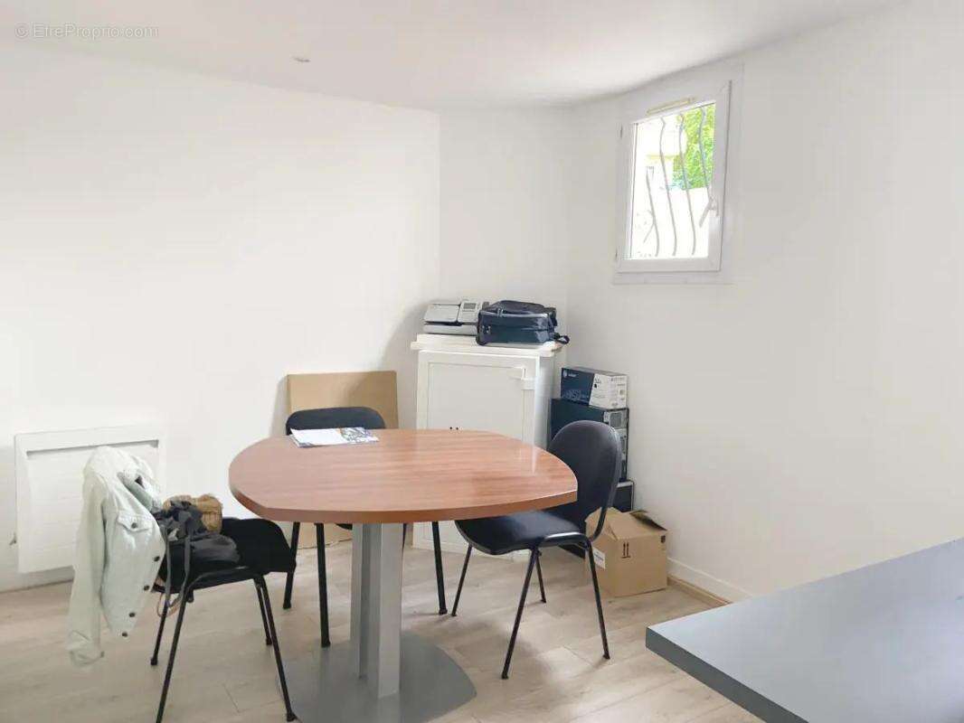Boutique de 62 m² à vendre à SEVRES : Centre Ville, entrée indépendante, linéaire de façade de 4m. Découvrez cette opportunité d - photo 7