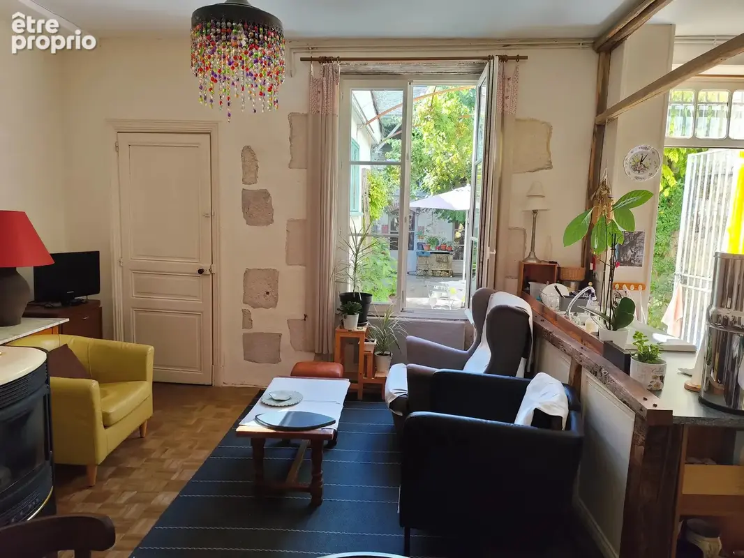 Élégante maison de ville de caractère comprenant 3 chambres et une cour privée, située au cœur du quartier historique de Civray - photo 3