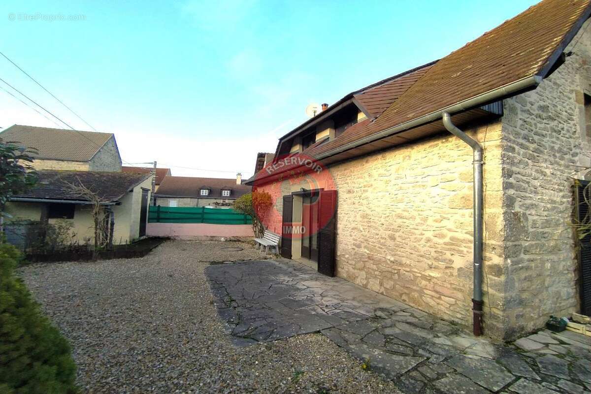 Maison à BIERRY-LES-BELLES-FONTAINES