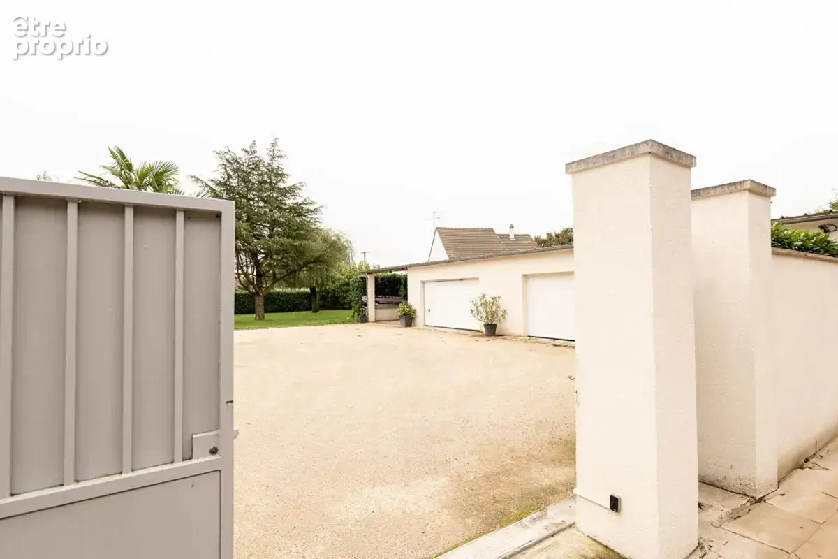 Lieux uniques ® x propriétés privées ® propose garage de 83 m² et bucher de 28 m² sur terrain de 1502 m² - photo 3