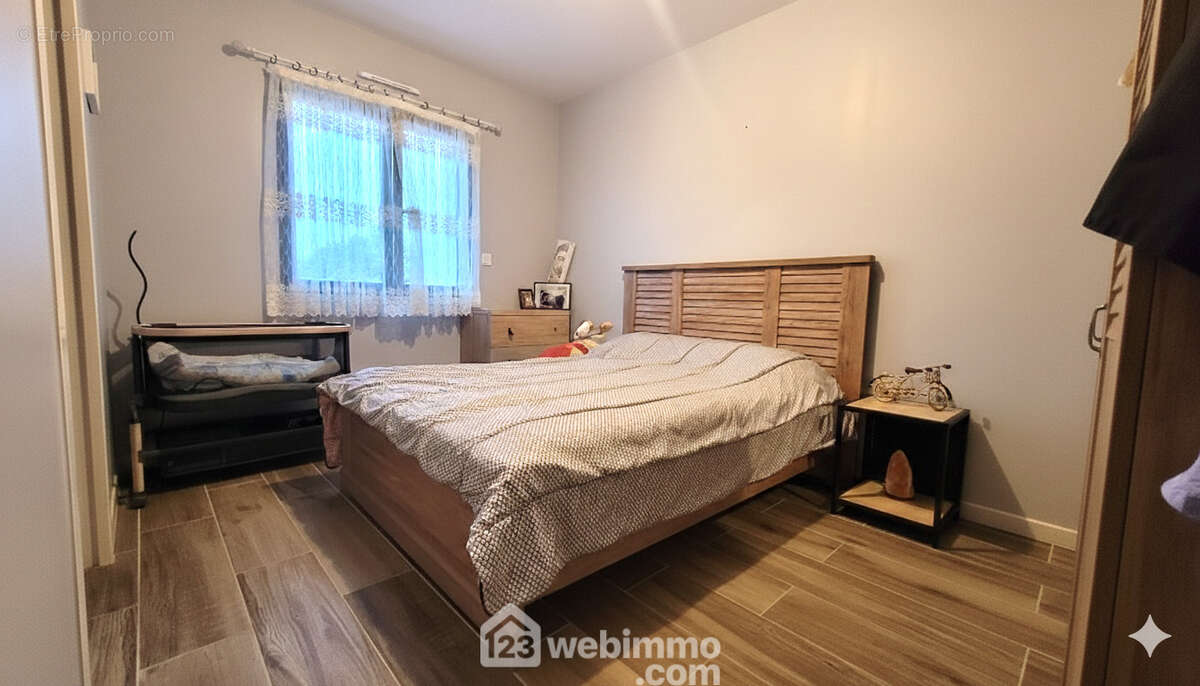 Une chambre parentale avec sa salle d'eau privée - Maison à LE BERNARD