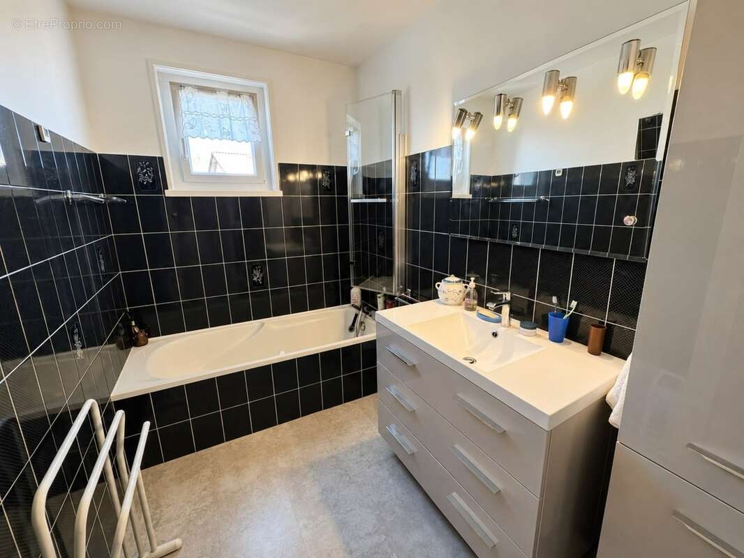 VEAUCHE – Belle maison familiale de 130 m² sur 1 050 m² de terrain - photo 7