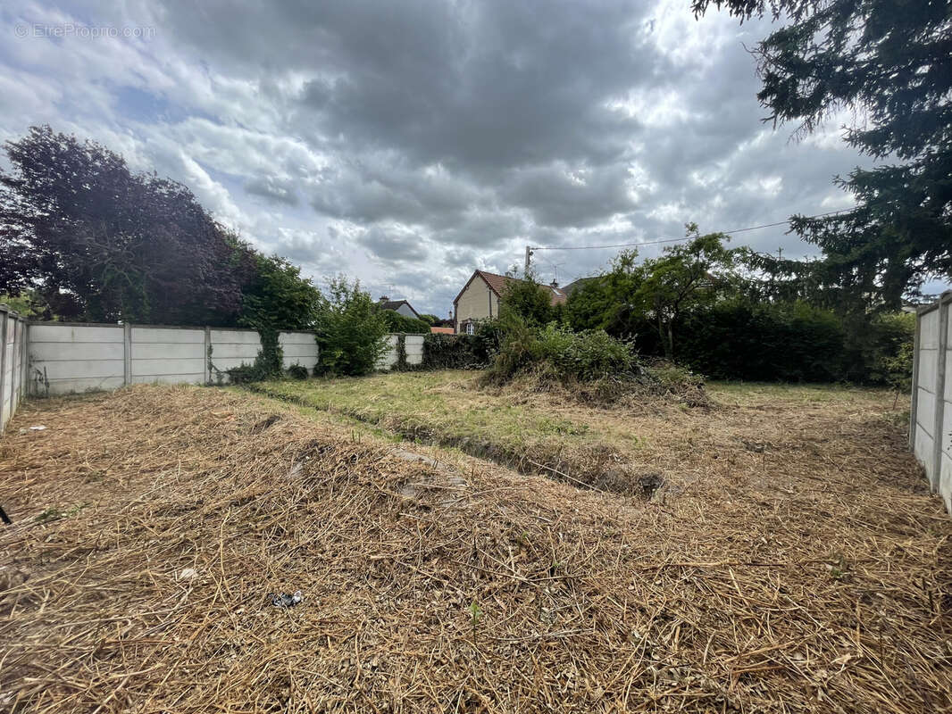 Terrain constructible de 567m2 en plein coeur de SAINTE SAVINE. - photo 5