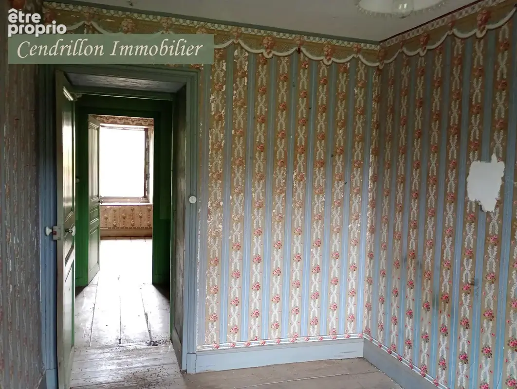 Très belle maison à rénover située dans un petit hameau proche de Saint-Georges-la-Pouge. - photo 8